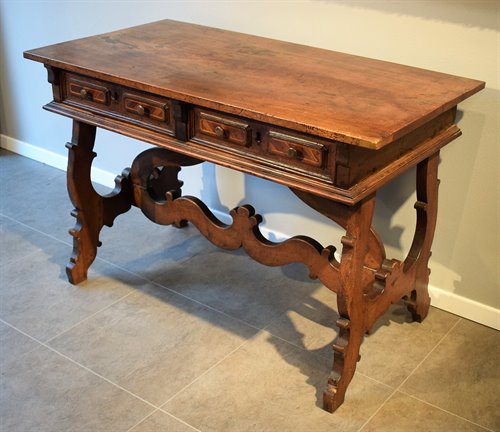 Table walnut